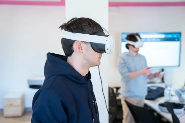 Studenti del corso AR/VR game developer in laboratorio