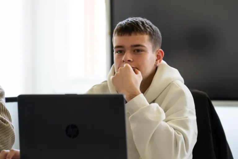 Studenti del corso Cloud developer in laboratorio