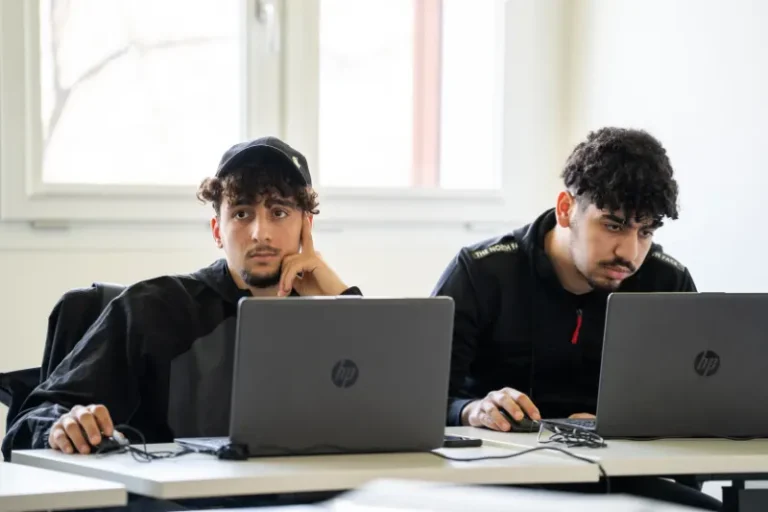 Studenti del corso Cloud developer in laboratorio