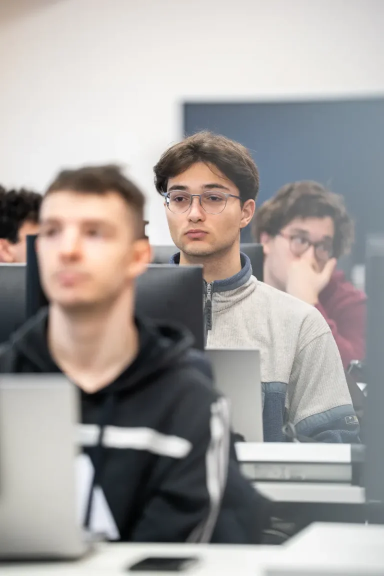 Studenti del corso Data Analyst in laboratorio